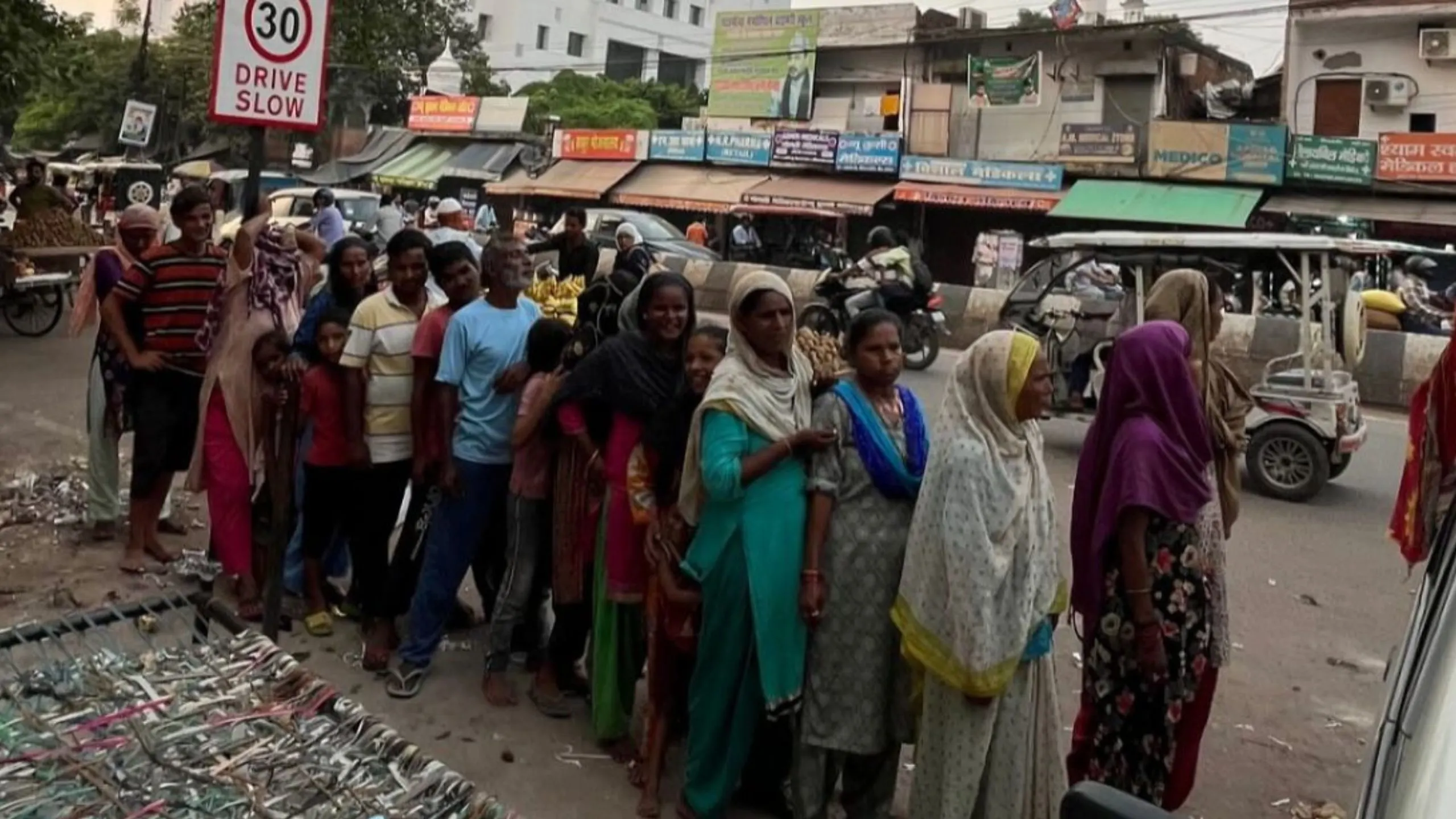 Feeding Hope Outside KGMU: How Dua Trust Fights Hunger