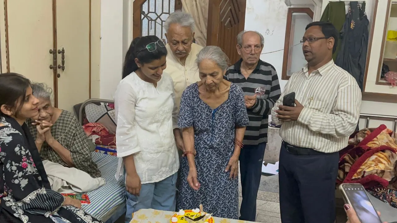 Dua Trust Lucknow Celebrates Holi With Elderly at Old Age Home 2026