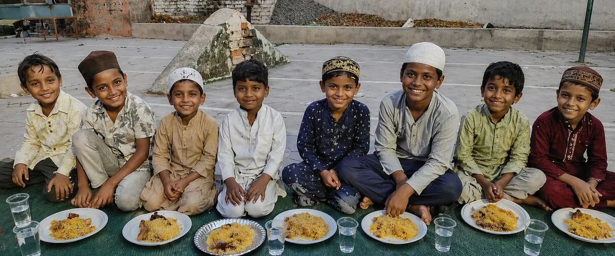 Dua Trust Lucknow Serves Biryani at Community Iftar Drive During Ramadan 2026